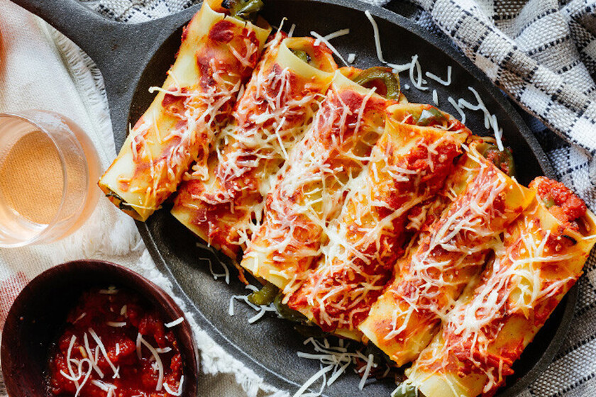 Canelones rellenos con pimientos asados. Receta fácil de comida vegetariana