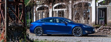 Enterrar celdas de batería, hacerlas explotar... así resolvió Tesla el problema del sobrecalentamiento de los paquetes de baterías