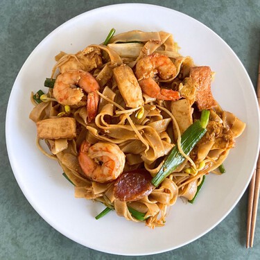 Cómo hacer Char Kway Teow, los famosos fideos salteados del sudeste asiático  