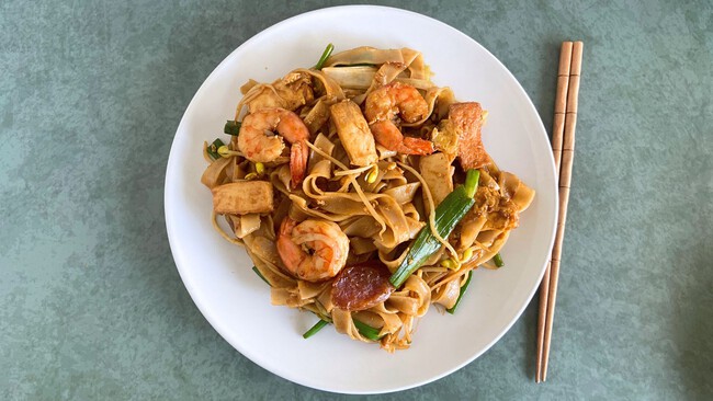 Cómo hacer Char Kway Teow, los famosos fideos salteados del sudeste asiático
