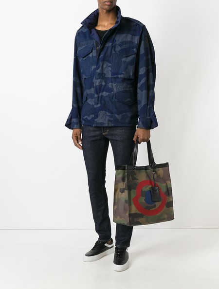 En la hora de la resistencia: bolso tote en clave camo de Moncler