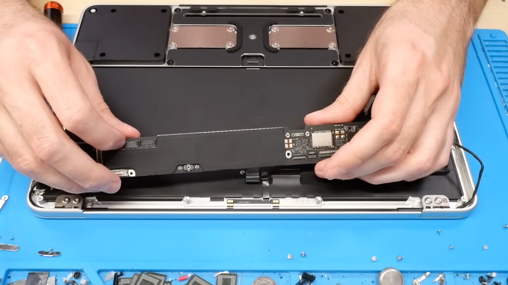 Juntaron un MacBook Neo, un iPhone y un soldador. El objetivo de este Frankenstein era saltarse los límites de Apple por las bravas