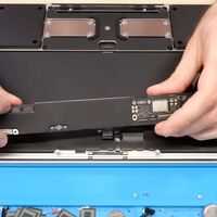 Adiós a la garantía del Mac en el minuto uno. Han arrancado la memoria de un iPhone para soldarla en un MacBook Neo y el invento ha salido bien