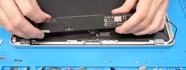 Adiós a la garantía del Mac en el minuto uno. Han arrancado la memoria de un iPhone para soldarla en un MacBook Neo y el invento ha salido bien