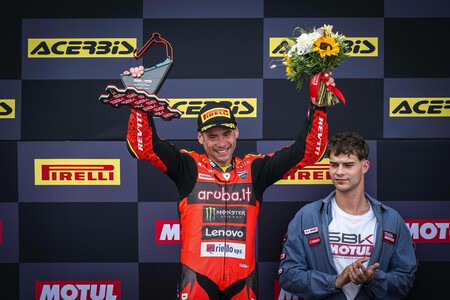 Desde fuera, parece evidente que la propuesta de Luca Marini busca equilibrar un campeonato que ahora mismo da demasiada ventaja a pilotos ligeros o bajitos —como el propio Márquez o Pedro Acosta— frente a corredores más altos como él. Mientras tanto, Álvaro Bautista ha demostrado en Superbikes que esta norma del peso mínimo puede convertirse en una carga real y competitiva… y hasta peligrosa.