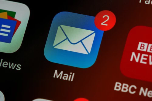 Foto detalle del icono de la app Mail en iOS