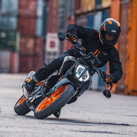 KTM 390 Duke: la naked estrena quickshifter opcional en su actualización a Euro5, para los mismos 44 CV