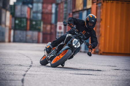 KTM 390 Duke: la naked estrena quickshifter opcional en su actualización a Euro5, para los mismos 44 CV