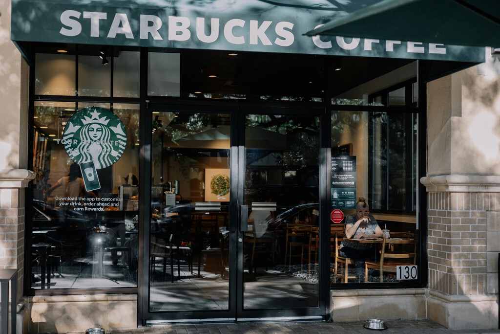 El CEO de Starbucks obliga a ir cuatro días por semana a la oficina. Pero no aclara qué hará él, que cuando va lo hace en jet 