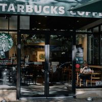 El CEO de Starbucks obliga a ir cuatro días por semana a la oficina. Pero no aclara qué hará él, que cuando va lo hace en jet 