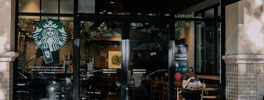 "Trabajamos mejor estando juntos": El CEO de Starbucks impone más oficina, pero no aclara si él también irá. Su casa está a 1.500 km