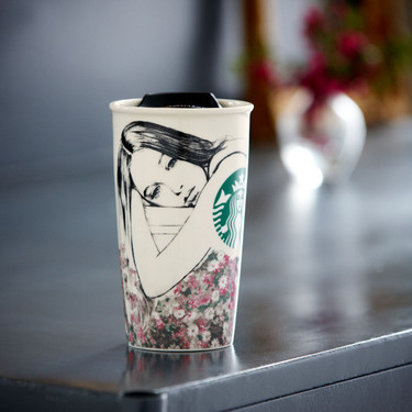 Café para llevar con mucho estilo gracias a la colaboración de Charlotte Ronson con Starbucks 