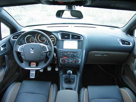 El volante achatado se está convirtiendo en un elemento decorativo más de un coche, incluido el Citroën DS4