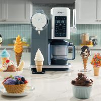 Esta heladera es lo más parecido a tener una heladería en casa: tiene dispensador para hacer helados de cucurucho (y mucho más) 