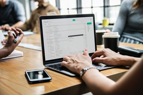 Así se ha convertido el correo electrónico en un pozo negro para la productividad