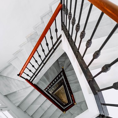 Querían poner un ascensor en un edificio viejo: como no había espacio, la solución de un tribunal ha sido ocupar parte de una vivienda