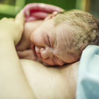 Sanidad actualiza su protocolo de partos y recomienda no separar a la madre con Covid del recién nacido 