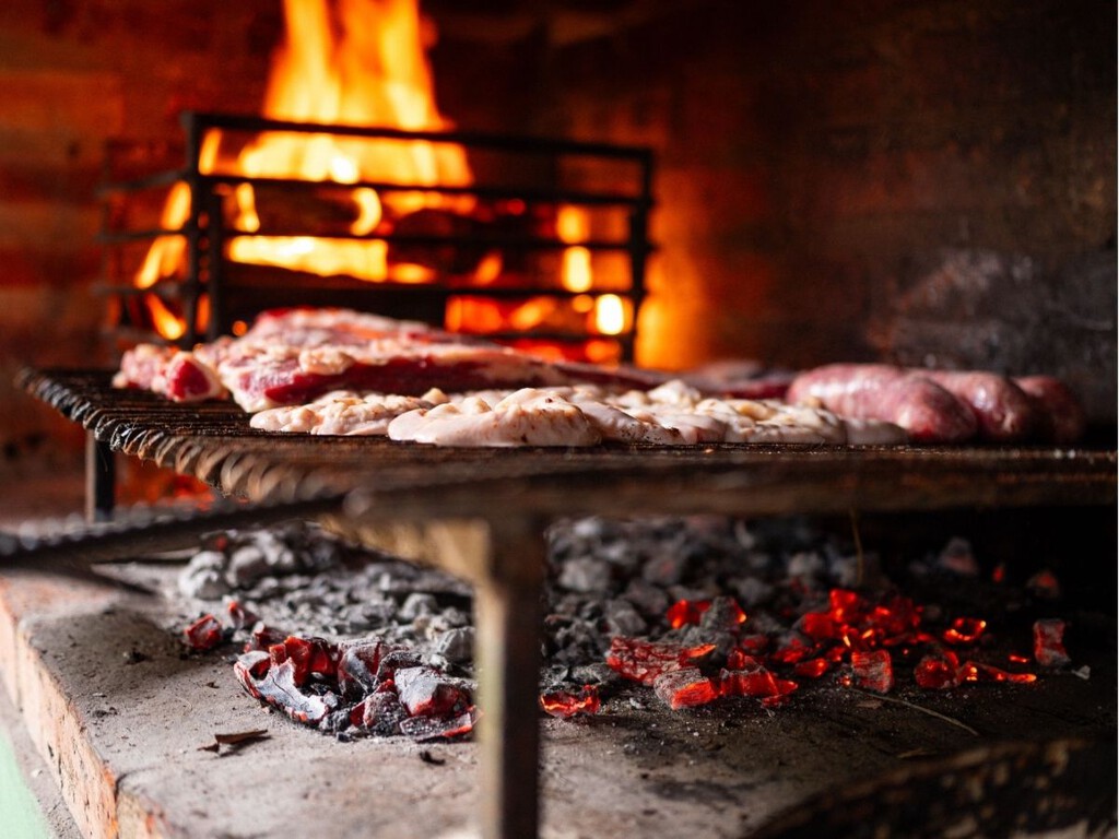 Ni lejía ni productos agresivos: así recomiendan los expertos limpiar una barbacoa de carbón para que dure más y la comida sepa mejor