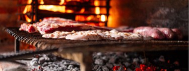 Ni lejía ni productos agresivos: así recomiendan los expertos limpiar una barbacoa de carbón para que dure más y la comida sepa mejor 