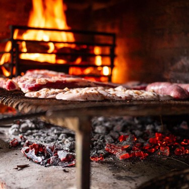 Ni lejía ni productos agresivos: así recomiendan los expertos limpiar una barbacoa de carbón para que dure más y la comida sepa mejor 