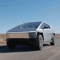 Una Tesla Cybertruck y un Mercedes de hace 50 años recorrieron 10,000 km hacia Alaska. Sólo uno llegó al destino 