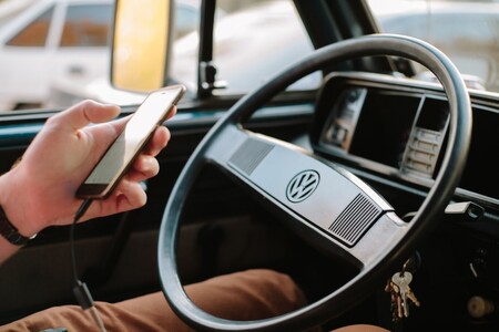 6 puntos menos y 200 euros por usar el móvil al volante: el nuevo proyecto de ley ha sido aprobado en Consejo de Ministros