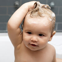 Cómo lavarle el pelo al bebé para que no le entre champú en los ojos