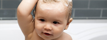 Cómo lavarle el pelo al bebé para que no le entre champú en los ojos