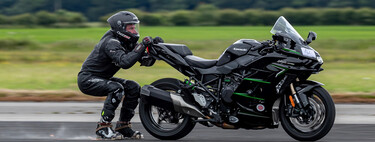 Colgado del colín de una Kawasaki Ninja H2 a casi 300 km/h con esquís para batir un récord mundial 