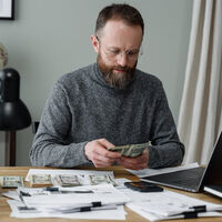 Cobró 330 sueldos de golpe por error y desapareció del trabajo. Sus jefes lo acusaban de robo y la justicia ha dictado sentencia