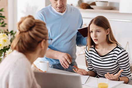 Las 13 cosas que no debes hacer si eres padre o madre de un adolescente