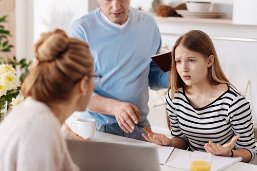 Las 13 cosas que no debes hacer si eres padre o madre de un adolescente