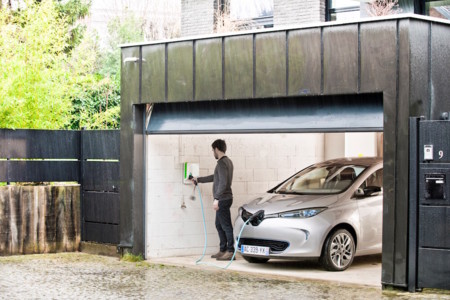 Cómo el coche eléctrico se está convirtiendo en el primer vehículo del hogar