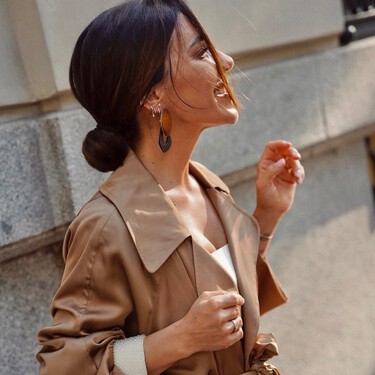 Los pantalones holgados color vino tinto de Zara favorecen a todas y son perfectos para una vuelta a la oficina con estilo 