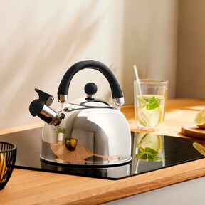 En Lidl tenemos una tetera de las de toda la vida, por menos de 10 euros, que hierve agua en segundos y no se desborda 