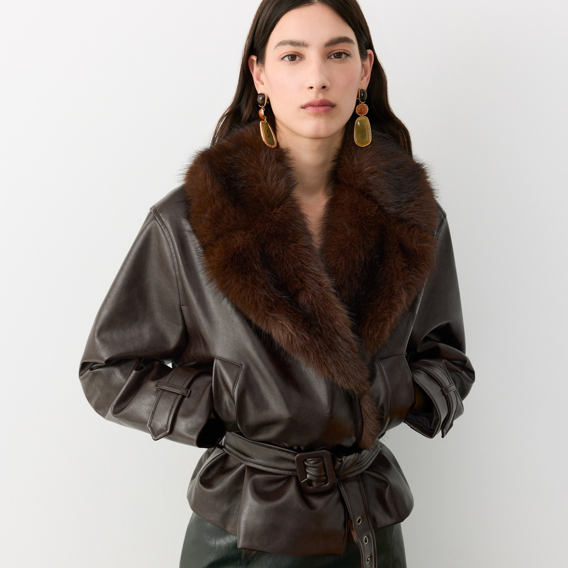 Chaqueta de mujer efecto piel cruzada con pelo interior y cinturón hebilla - Tintoretto - Chocolate