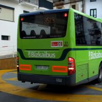Si el autobús no gira, que gire la calle. Esta plataforma de un pueblo de Bilbao permite que los autobuses puedan girar en calles estrechas. No es nada nuevo, ya lo usan los trenes
