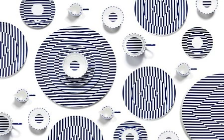 Este verano da un toque marinero a tu mesa con la vajilla en blanco y azul de Richard Brendon