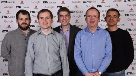 lowRISC 理事会メンバー (左から右へ): Dominic Rizzo (Google)、Alex Bradbury (lowRISC)、Gavin Ferris (lowRISC)、Robert Mullins 博士 (ケンブリッジ大学)、Luca Benini 教授 (ETH Zürich)、Ron Minnich ( Google、写真にはありません)。