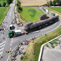 Un colosal submarino lleva semanas cortando el tráfico en carreteras alemanas: el reto de mover 350 toneladas a 10 km/h en tierra