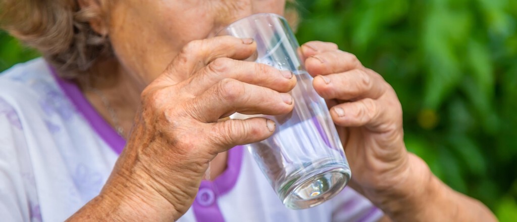 “Podría provocar un colapso en el sistema circulatorio”: los médicos avisan de un error común, beber agua muy fría ante un golpe de calor