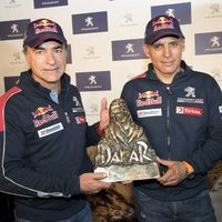 Carlos Sainz ovacionado a su llegada a España: "Ha sido la victoria más emotiva y la más difícil" 