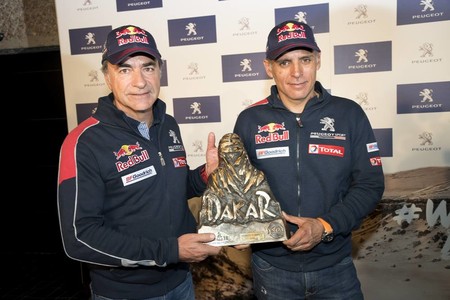Carlos Sainz ovacionado a su llegada a España: "Ha sido la victoria más emotiva y la más difícil"