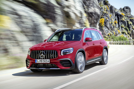 El Mercedes-AMG GLB 35 ya está aquí: 306 CV para la versión deportiva de este SUV compacto de siete plazas