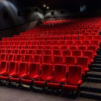 Todos nos hemos hecho esta pregunta al menos una vez: ¿Por qué las butacas del cine son rojas?