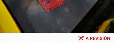 Llevo toda la vida poniendo mal la pegatina de la ITV. Resulta que no se puede poner en el coche de cualquier manera