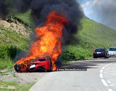 Ferrari 458 Italia ardiendo