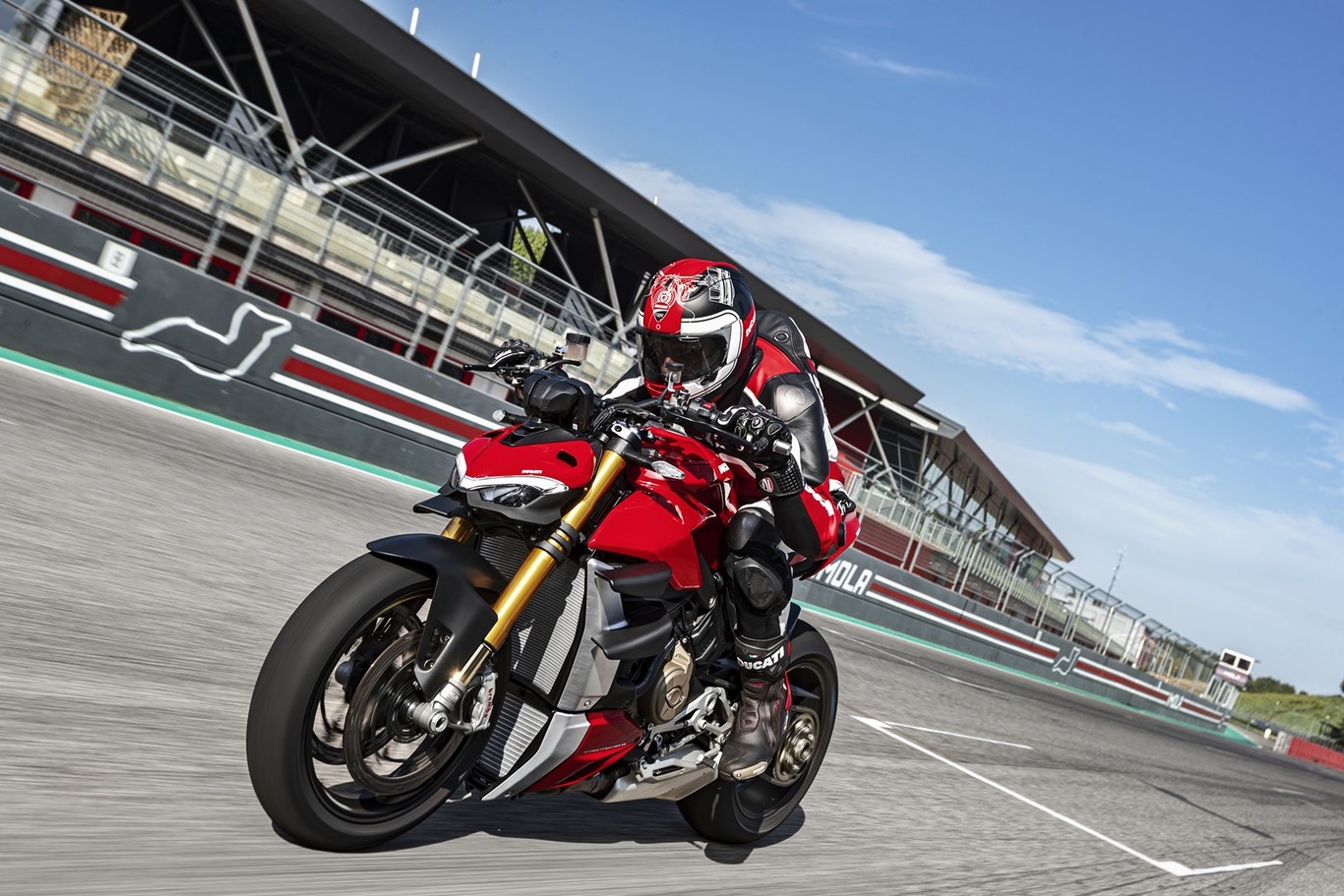 ¡Salvaje! La Ducati Streetfighter V4 asusta con 208 CV sin carenado para 178 kg