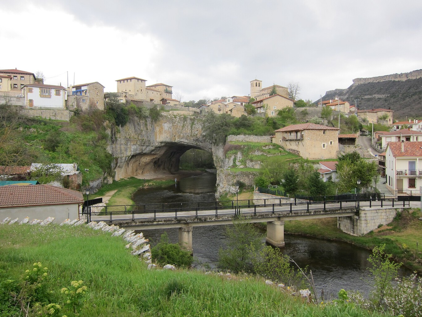 Este pueblo de Burgos de 50 habitantes asentado sobre un puente de ...