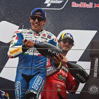 Pecco Bagnaia ya va ganando MotoGP 2025. Le han encantado  las nuevas gomas de Michelin, pero para Marc Márquez son "peligrosas" 